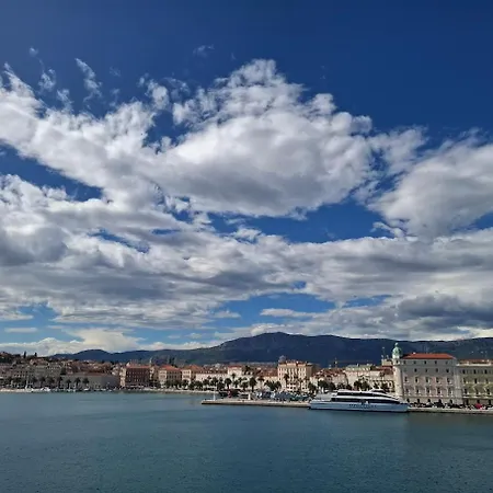 Smiljin Dvor * Nečujam